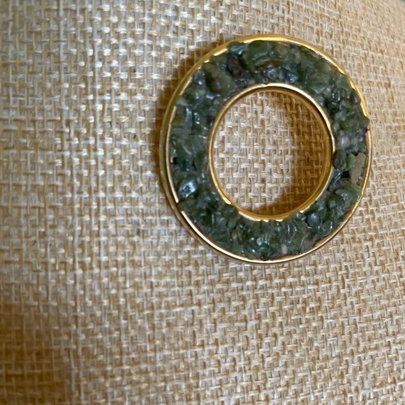 Elegant Gold and Green Circular Pendant Necklace - Picture 3 of 4